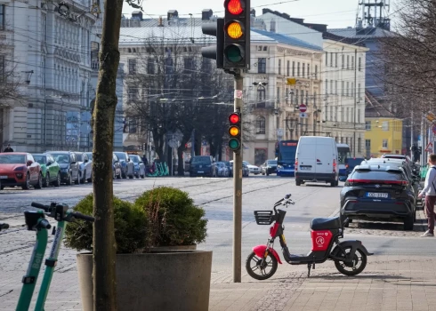 Valdība ir atbalstījusi Satiksmes ministrijas sagatavotos grozījumus, kas, tostarp, paredz aizliegt pašgājēju velosipēdu pārvietošanos pa ietvēm.
