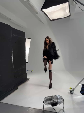 Alisa Ontensone fotosesijā, kur pārliecība, elegance un spēja iemiesot dažādus tēlus kļūst par vienotu stāstu.