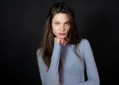 "Man ļoti patīk vārds "mīļumiņš"" - Rīgas modes nedēļas seja Alisa Ontensone par dzīvi Latvijā, svētkiem un vīru Kasparu Dumburu