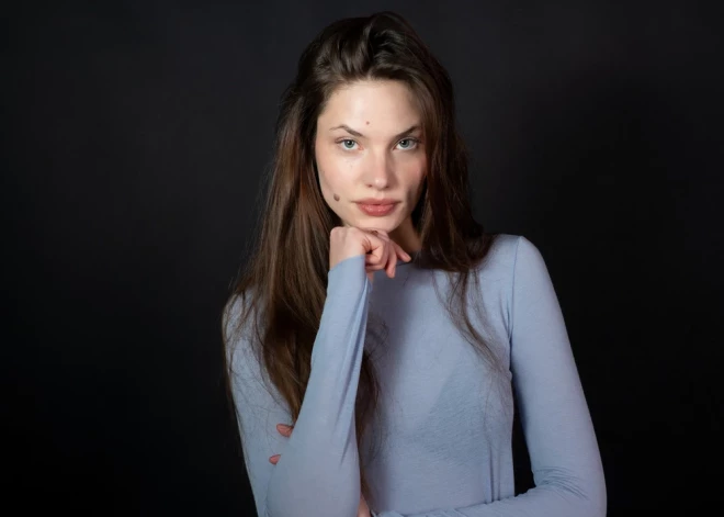 "Man ļoti patīk vārds "mīļumiņš"" - Rīgas modes nedēļas seja Alisa Ontensone par dzīvi Latvijā, svētkiem un vīru Kasparu Dumburu