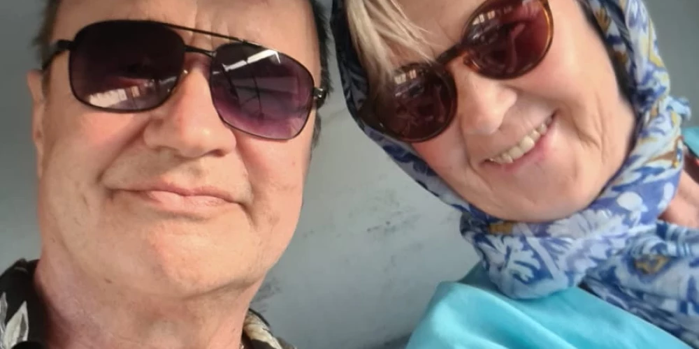 Aktieris Jānis Jarāns ar sievu Dagniju savā zelta kāzu jubilejas laikā veiksmīgi aizbēga no svinībām un svētku galda radu un draugu lokā, lai divvientulībā izbaudītu brīvdienas Ēģiptes kūrortpilsētiņā El Gunā, kas atrodas 20 kilometrus no Hurgadas.