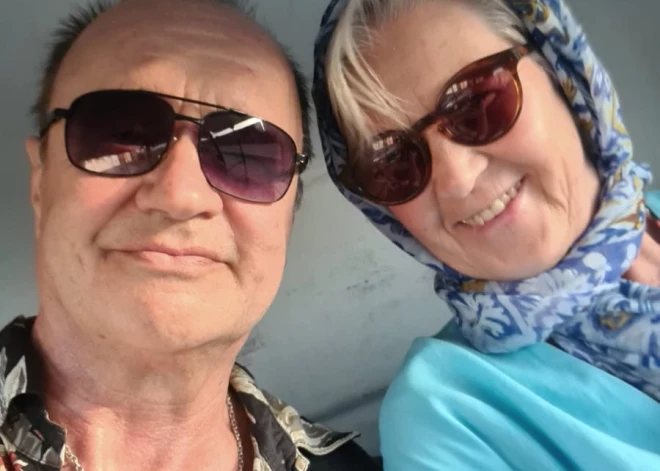 Aktieris Jānis Jarāns ar sievu Dagniju savā zelta kāzu jubilejas laikā veiksmīgi aizbēga no svinībām un svētku galda radu un draugu lokā, lai divvientulībā izbaudītu brīvdienas Ēģiptes kūrortpilsētiņā El Gunā, kas atrodas 20 kilometrus no Hurgadas.