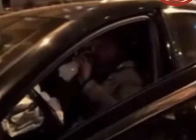 Авария в Риге: водитель разбил несколько авто и показал неприличный жест очевидцам