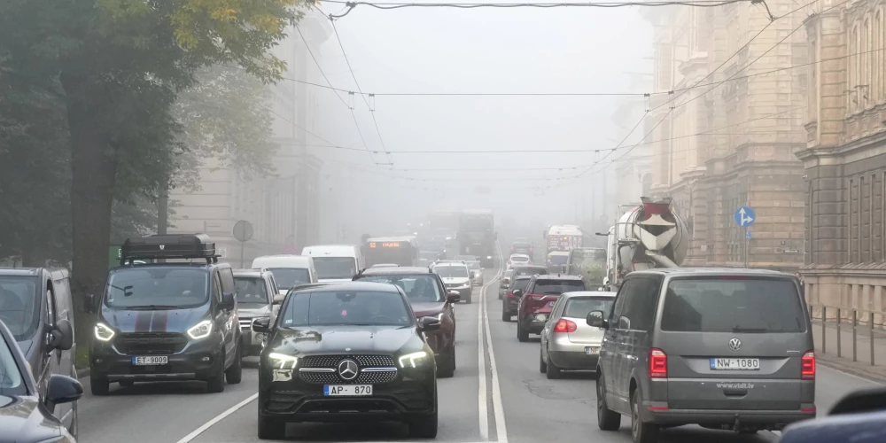 Pēc sešiem mēnešiem pie stūres Latvijā vairs nepietiks ar trešās valsts apliecību.