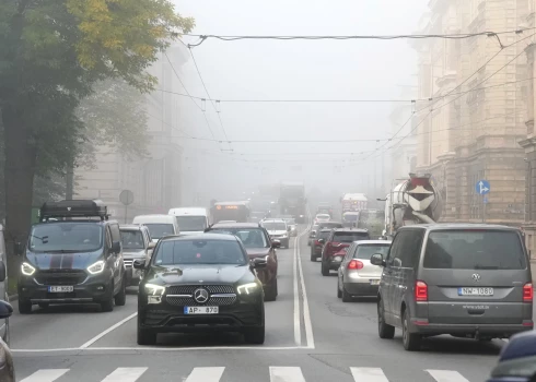 Pēc sešiem mēnešiem pie stūres Latvijā vairs nepietiks ar trešās valsts apliecību.