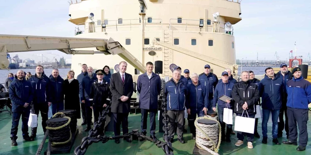 Šodien Rīgas ostā uz ledlauža VARMA klāja notika svinīgs ledus navigācijas sezonas noslēguma pasākums, kura ietvaros tika izteikta pateicība ledlauža VARMA un kuģa LAURA apkalpēm, kā arī Rīgas brīvostas pārvaldes kapteiņdienesta un “LVR Flote” darbiniekiem krastā par teicami paveiktu darbu šī gada sarežģītajos ziemas apstākļos.