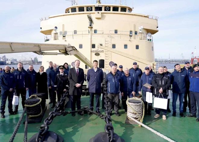 Šodien Rīgas ostā uz ledlauža VARMA klāja notika svinīgs ledus navigācijas sezonas noslēguma pasākums, kura ietvaros tika izteikta pateicība ledlauža VARMA un kuģa LAURA apkalpēm, kā arī Rīgas brīvostas pārvaldes kapteiņdienesta un “LVR Flote” darbiniekiem krastā par teicami paveiktu darbu šī gada sarežģītajos ziemas apstākļos.