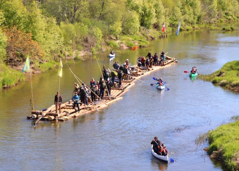 Bārtas plostnieku svētki kļuvuši par skaistu tradīciju pasavarī.