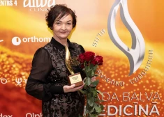 Liepājas Reģionālās slimnīcas speciāliste Ingrīda Kalna ieguvusi "Gada māsas palīgs 2025" balvu