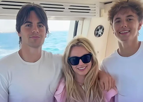 Britnija Spīrsa ir atkal satikusies ar abiem saviem dēliem Šonu Prestonu un Džeidenu Džeimsu, lai dotos retā ģimenes atpūtā.