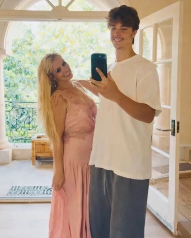 Britnija ar dēlu Džeidenu. Šis attēls tīmeklī parādījās šā gada janvārī.