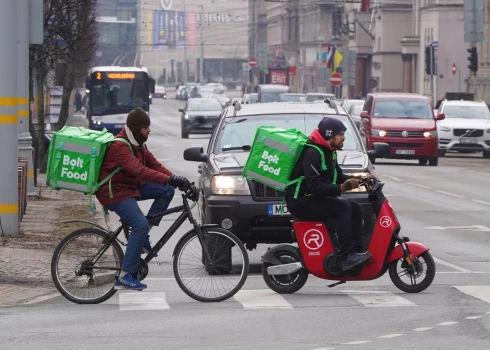Водителей из третьих стран в Латвии могут обязать получать местное удостоверение уже через шесть месяцев.