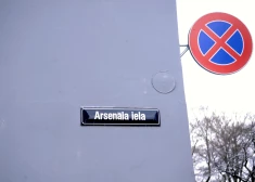 Rīgā uz noteiktu laiku vairāku ielu posmos ievieš autotransporta stāvēšanas aizliegumu 