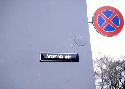 Rīgā uz noteiktu laiku vairāku ielu posmos ievieš autotransporta stāvēšanas aizliegumu.  