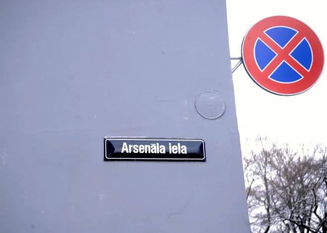 Rīgā uz noteiktu laiku vairāku ielu posmos ievieš autotransporta stāvēšanas aizliegumu 