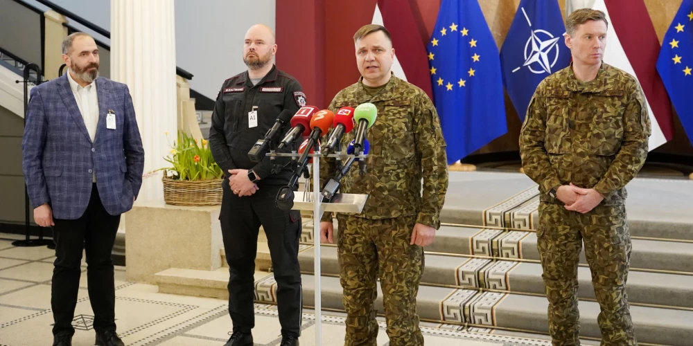 Начальник Информационного центра Министерства внутренних дел Арис Дзерванс, начальник Государственной пожарно-спасательной службы Мартиньш Балтманис, руководитель Центра управления кризисами Государственной канцелярии полковник Арвис Зиле и командующий Национальными вооруженными силами генерал-майор Каспар Пуданс.