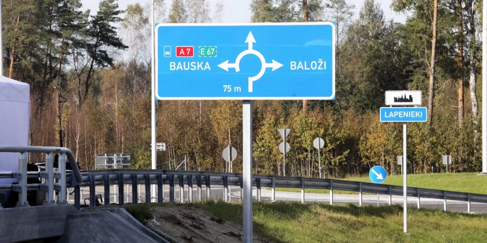 Uz Ķekavas apvedceļa izkritušu betona kluču dēļ ierobežota satiksme. 