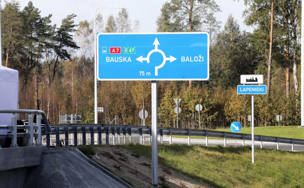 Uz Ķekavas apvedceļa izkritušu betona kluču dēļ ierobežota satiksme