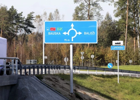 Uz Ķekavas apvedceļa izkritušu betona kluču dēļ ierobežota satiksme. 