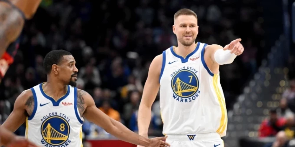 Kristaps Porziņģis (no labās) Goldensteitā iejuties visnotaļ labi.