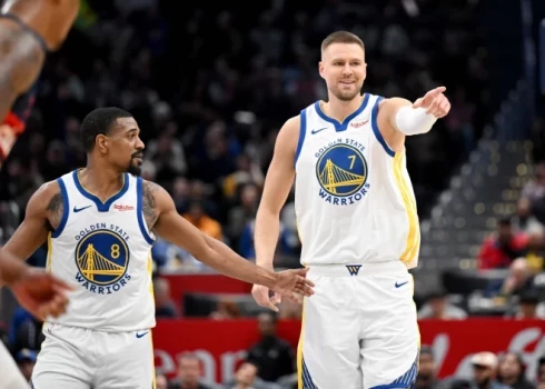 Kristaps Porziņģis (no labās) Goldensteitā iejuties visnotaļ labi.