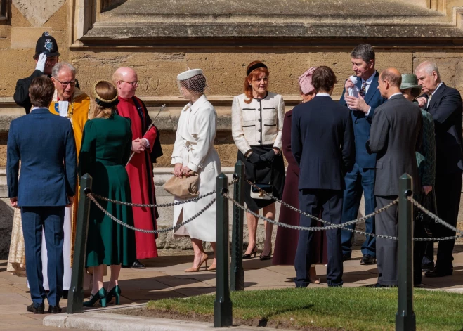 Karaliskā ģimene pēc Lieldienu svētdienas dievkalpojuma Vindzorā 2025. gadā. Kreisajā pusē zaļā mētelī princese Beatrise ar vīru Edoardo Mapelli Moci. Vidū baltos apģērbos princese Eiženija un Sāra Fērgusone. Labajā malā – Endrū Mauntbatens-Vindzors.