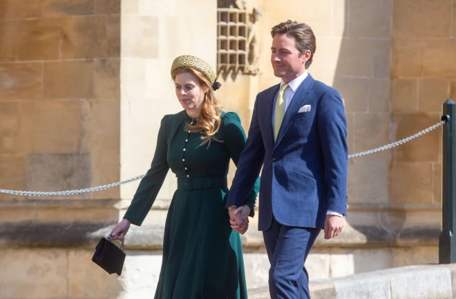 Princese Beatrise ar vīru Edoardo Mapelli Moci, dodoties uz Lieldienu dievkalpojumu Vindzorā 2025. gadā.