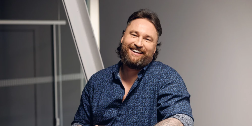 Raidījuma "Ģimene burkā" attiecību treneris Kristaps Ozoliņš dalījās paša pieredzē, atzīstot, ka reiz saņēmis skarbu kritiku no partneres par sniegumu guļamistabā.