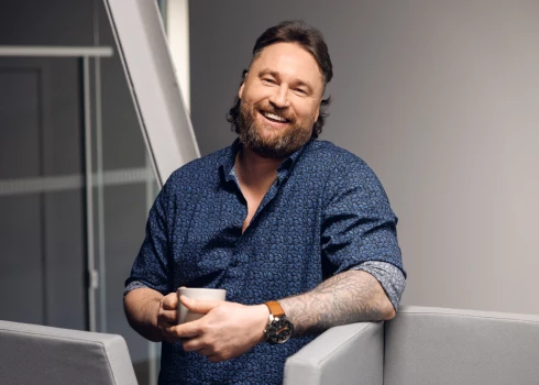 Raidījuma "Ģimene burkā" attiecību treneris Kristaps Ozoliņš dalījās paša pieredzē, atzīstot, ka reiz saņēmis skarbu kritiku no partneres par sniegumu guļamistabā.