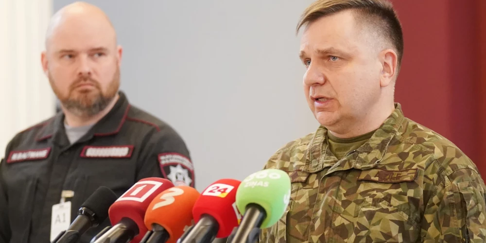 Valsts kancelejas Krīzes vadības centra vadītājs pulkvedis Arvis Zīle (no labās) un Valsts ugunsdzēsības un glābšanas dienesta priekšnieks Mārtiņš Baltmanis piedalās mediju brīfingā Ministru kabinetā, kurā informē par nesenajiem dronu incidentiem Latvijā.