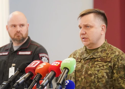 Valsts kancelejas Krīzes vadības centra vadītājs pulkvedis Arvis Zīle (no labās) un Valsts ugunsdzēsības un glābšanas dienesta priekšnieks Mārtiņš Baltmanis piedalās mediju brīfingā Ministru kabinetā, kurā informē par nesenajiem dronu incidentiem Latvijā.