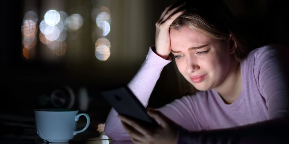 Jaunā čata funkcija būs pieejama no 2026. gada 1. aprīļa līdz 15. novembrim, katru dienu no plkst. 09.00 līdz 17.00. Tā darbosies līdzās jau esošajiem krīžu tālruņiem 27722292 un 67222922, kur palīdzība pieejama diennakts režīmā. (foto: Shutterstock)