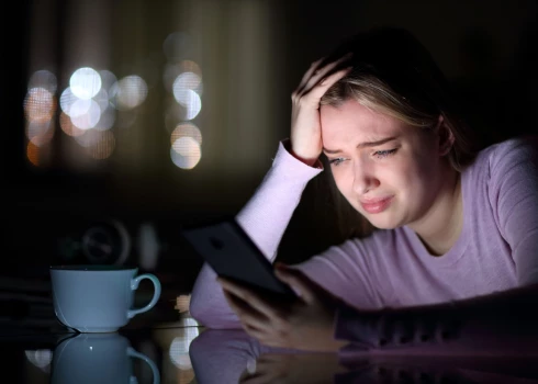 Jaunā čata funkcija būs pieejama no 2026. gada 1. aprīļa līdz 15. novembrim, katru dienu no plkst. 09.00 līdz 17.00. Tā darbosies līdzās jau esošajiem krīžu tālruņiem 27722292 un 67222922, kur palīdzība pieejama diennakts režīmā. (foto: Shutterstock)