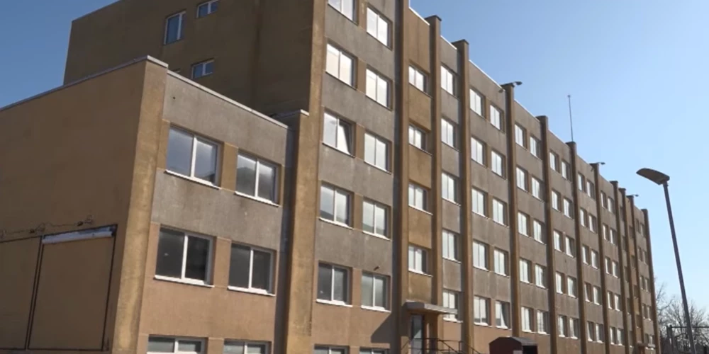 Rīgas Tehniskās universitātes (RTU) Liepājas akadēmija vairs neiesaka studentiem izmantot līdzšinējo dienesta viesnīcu un meklē alternatīvu dzīvesvietu (ekrānuzņēmums no video)