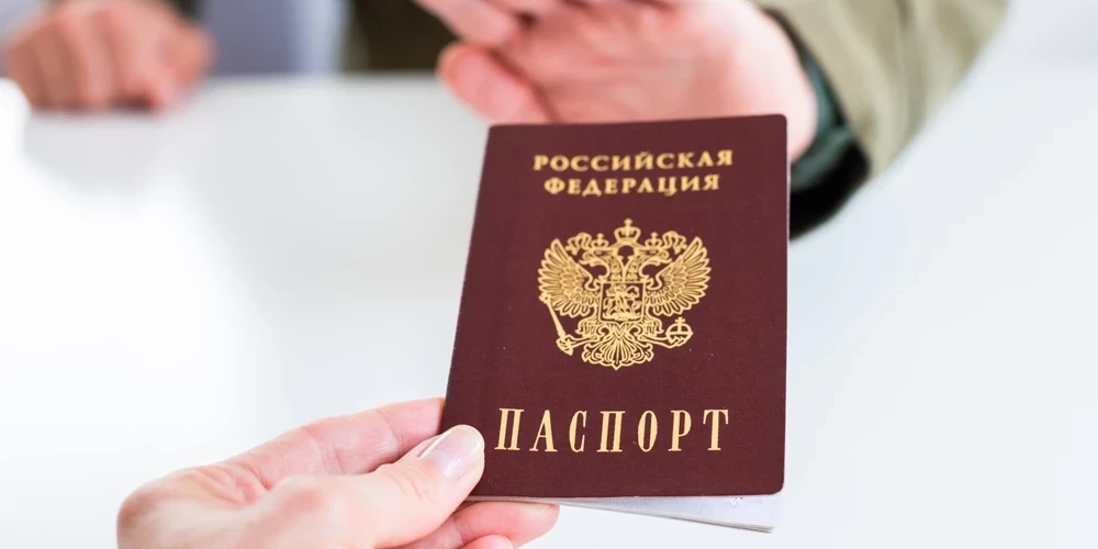 В Латвии растет тревога из-за скрытого двойного гражданства с Россией.