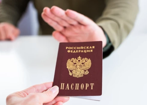 В Латвии растет тревога из-за скрытого двойного гражданства с Россией.