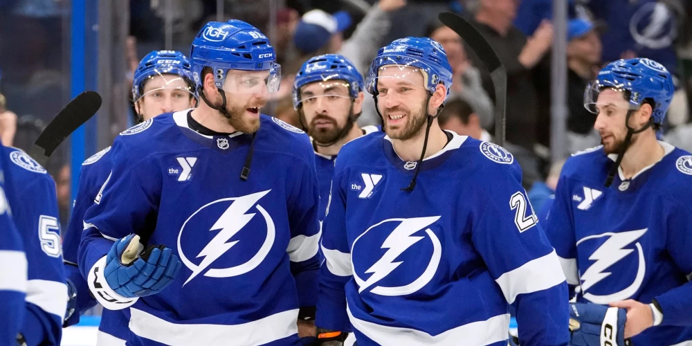 Zemgus Girgensons (no labās) aizvada pēdējo gadu labāko sezonu.