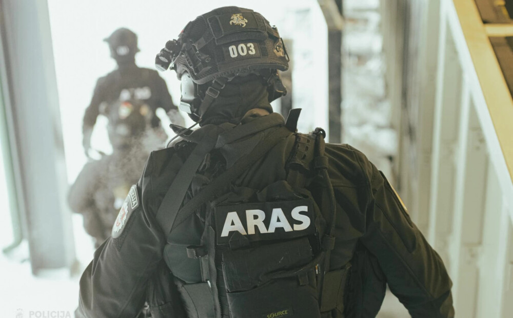 Lietuvā 91 gada vecs vīrietis sarīko traci un sašauj cilvēku - viņu aiztur pretterorisma vienība