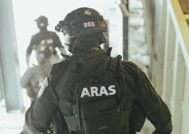 Lietuvā 91 gada vecs vīrietis sarīko traci un sašauj cilvēku - viņu aiztur pretterorisma vienība