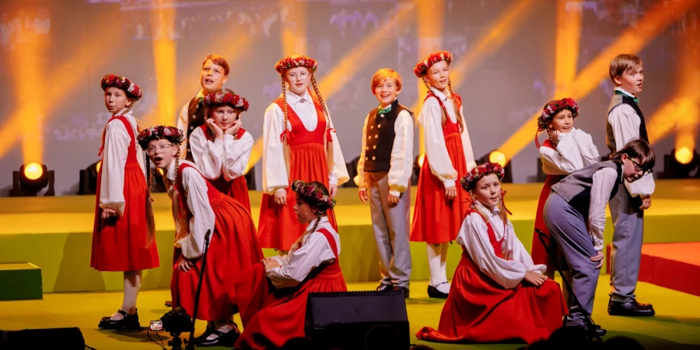 Более 150 нынешних и бывших участников выйдут на сцену на юбилее Knīpas un Knauķi.