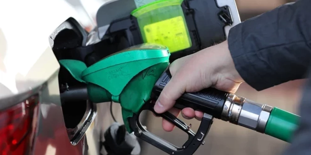 Pēc sākotnējā palielinājuma trešdienas rītā arī SIA "Neste Latvija" samazinājusi dīzeļdegvielas cenu.