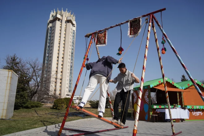 Arī tālajā Kazahstānā, Almati, pērnā gada 21. martā svinēja Pavasara svētkus, kuros viena no tradīcijām bija šūpošanās.