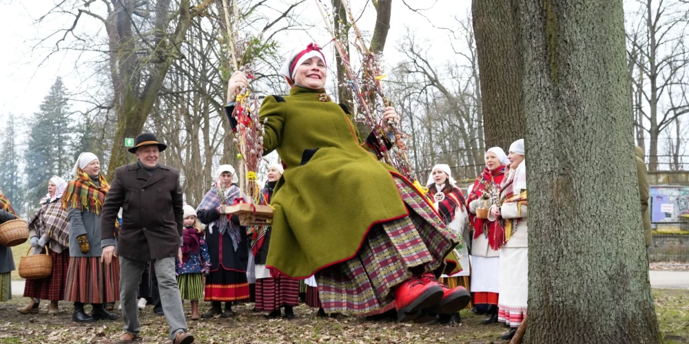 Latvija ir viena no nedaudzajām Eiropas valstīm, kurā saglabājies senais pagānu rituāls – maģiskā šūpošanās Lieldienās.