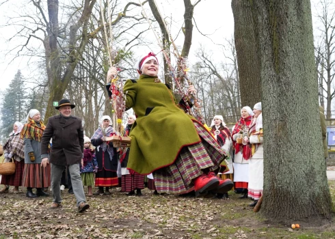 Latvija ir viena no nedaudzajām Eiropas valstīm, kurā saglabājies senais pagānu rituāls – maģiskā šūpošanās Lieldienās.
