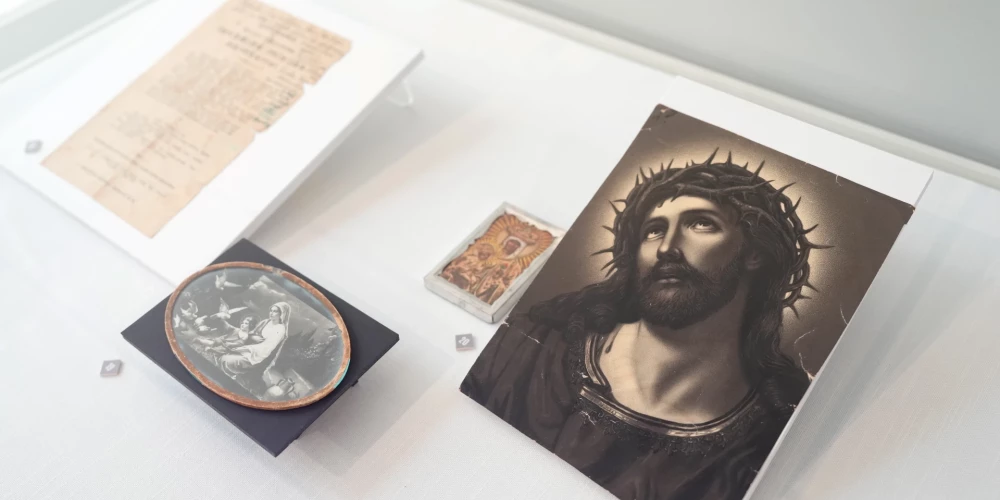 Izstādes "Ticēt un kalpot" eksponāti.