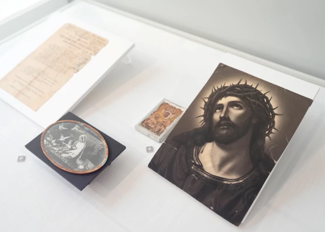 Izstādes "Ticēt un kalpot" eksponāti.