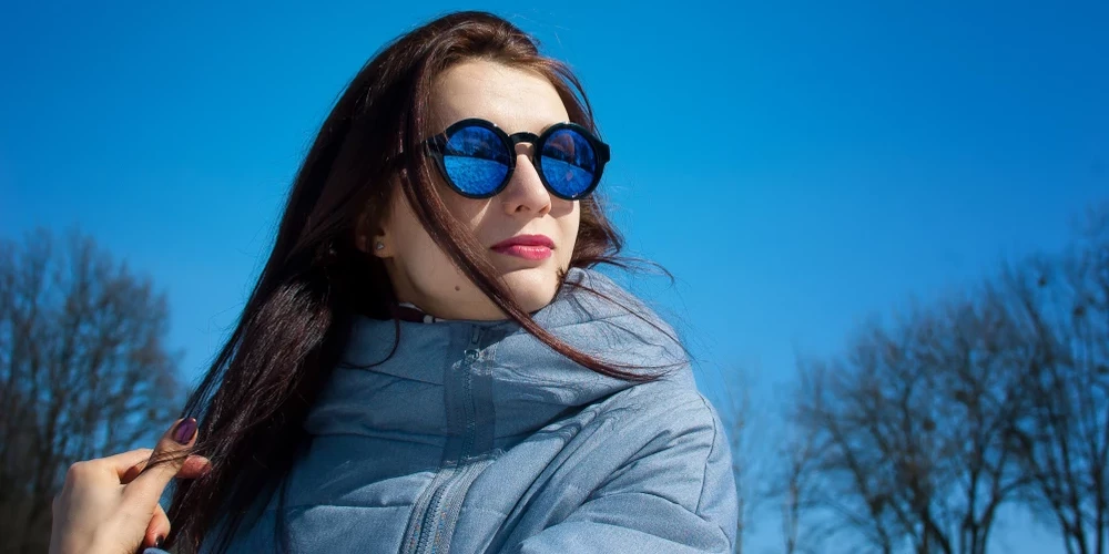 Жителей Латвии призвали не недооценивать вред яркого солнца для зрения.