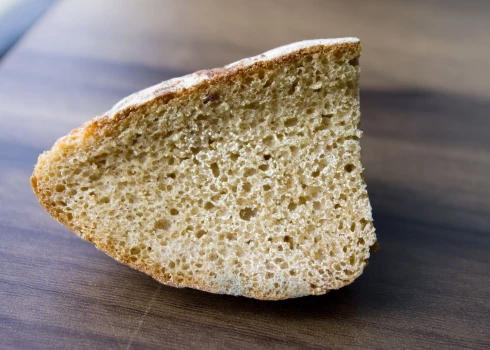 Saziedējušu maizi nesteidz izmest, bet pagatavo gardu maltīti. 