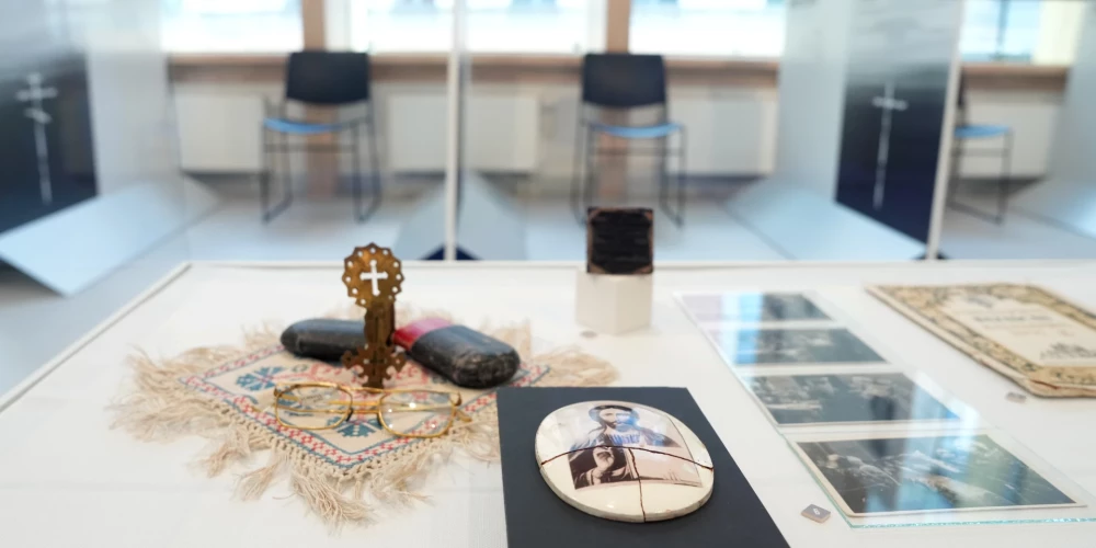 Latvijas Okupācijas muzejā atklāta izstāde “Ticēt un kalpot”, kas stāsta par Latvijas Baznīcu un ticīgo dzīvi okupācijas laikā.