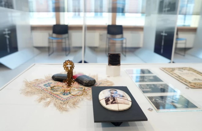 Latvijas Okupācijas muzejā atklāta izstāde “Ticēt un kalpot”, kas stāsta par Latvijas Baznīcu un ticīgo dzīvi okupācijas laikā.